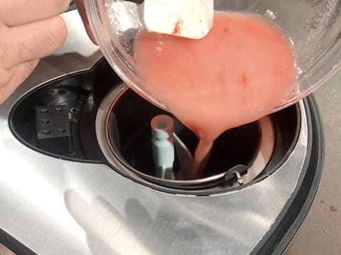 L'appareil à sorbet litchi est versé dans une turbine à glace