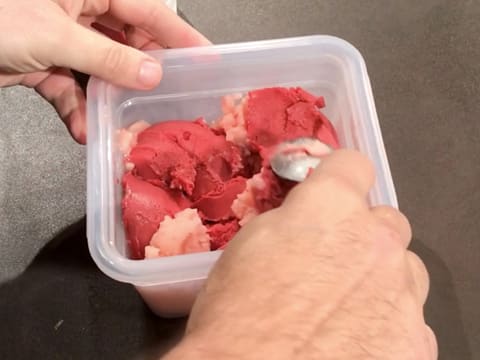 Le bac alimentaire est rempli de petits blocs de sorbet litchi et de sorbet framboise