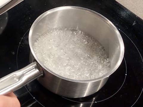 Formation du sirop qui est en ébullition dans la casserole
