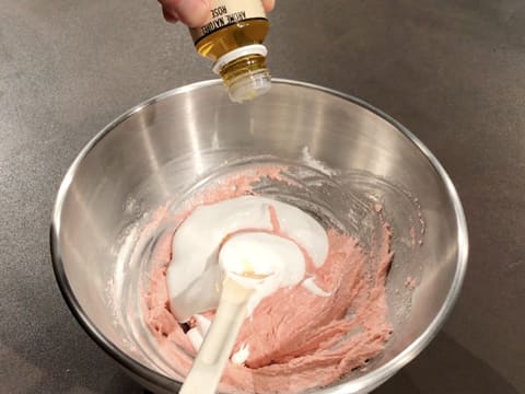 Ajout de quelques gouttes d'arôme rose dans le cul de poule sur la meringue Italienne et la préparation à macarons rose