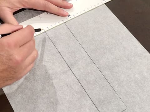 Tracé d'un rectangle sur une feuille de papier sulfurisé, à l'aide d'un crayon à papier et d'une règle graduée