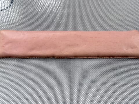 Le rectangle de biscuit macaron rose est cuit et sorti du four