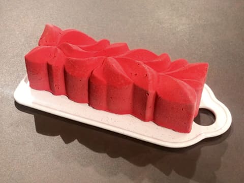 Obtention de la bûche colorée en rouge sur son plat de service