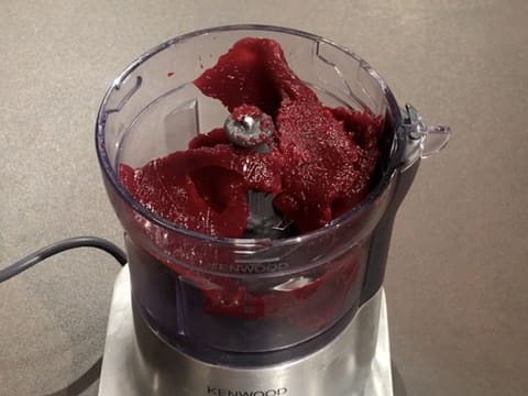 Le confit de framboise gélifié est placé dans la cuve du petit mixeur