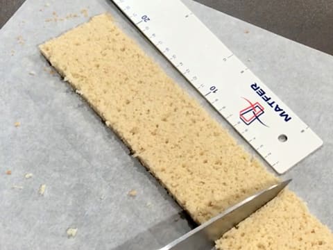 Découpe de la bande de biscuit financier pour obtenir une longueur de 25 cm