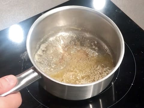 Le beurre cuit dans la casserole et devient noisette