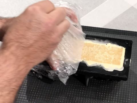 Retrait de la feuille de papier film se trouvant sur le moule à bûche