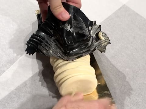 Le moule à bûche silicone est retiré 