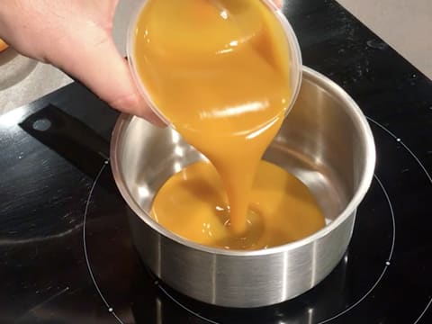 Ajout de la purée de mangue dans la casserole