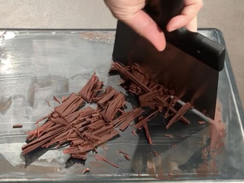 Découpe des copeaux de chocolat en morceaux plus petits