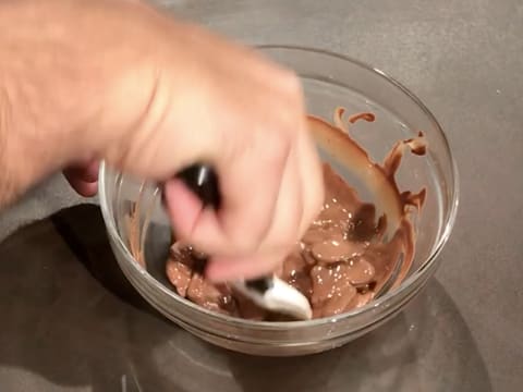 Mélange du chocolat au lait fondu avec une spatule maryse