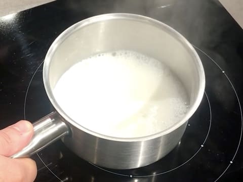 Le lait et le sirop de glucose sont portés à ébullition