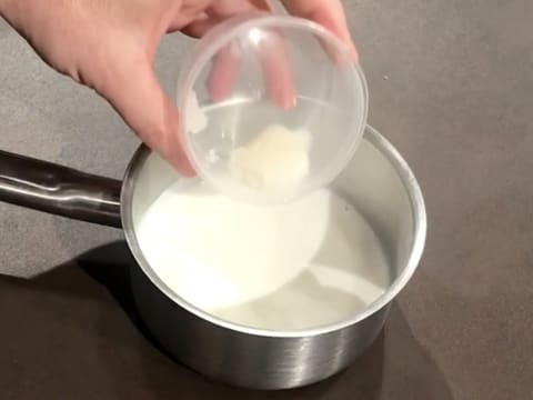 La gélatine hydratée est versée dans la casserole contenant le lait