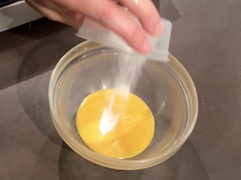 Ajout du sucre en poudre sur les jaunes d'œufs
