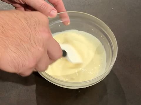 Mélange de la crème anglaise avec la spatule maryse