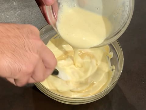 La crème anglaise est versée dans le chocolat Inspiration passion fondu