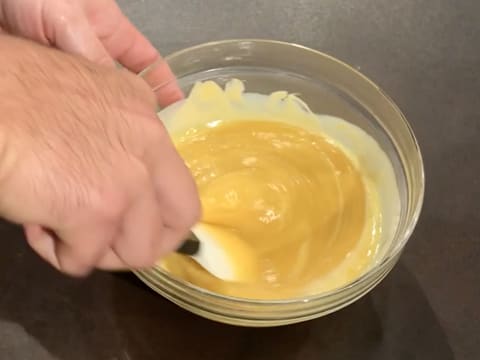 Mélange de la crème anglaise et du chocolat fondu avec la spatule maryse