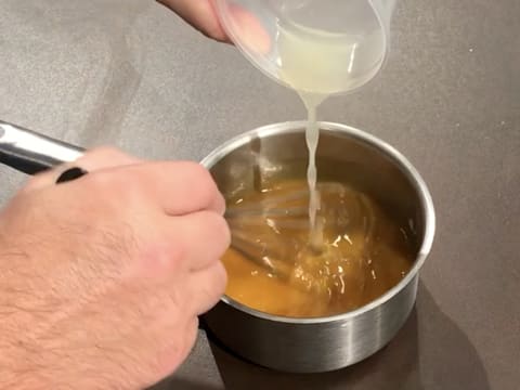 Ajout du jus de citron vert dans les purées de fruits, dans la casserole hors du feu