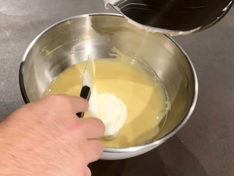 Ajout du restant de crème fouettée dans la préparation au chocolat Inspiration passion