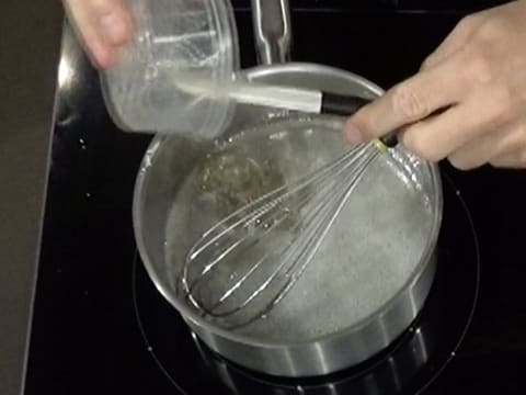 Ajout du nappage miroir neutre dans le sirop chaud qui est dans la casserole