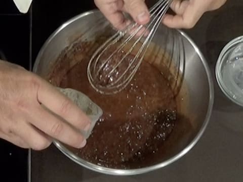 Ajout de la gélatine hydratée et fondue dans la préparation chocolatée contenue dans le cul de poule