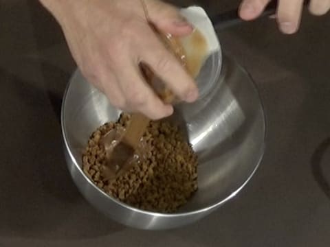 Ajout du praliné noisette sur le spéculoos concassé dans la cuve du batteur