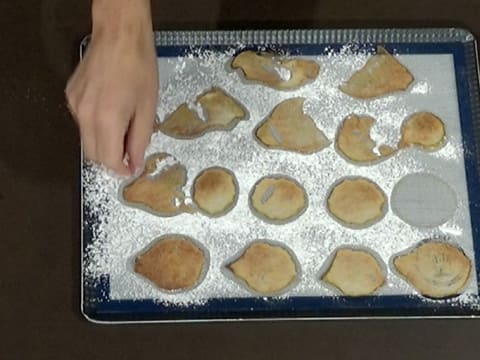 Les chips de poire sont décollées du tapis de cuisson en silicone