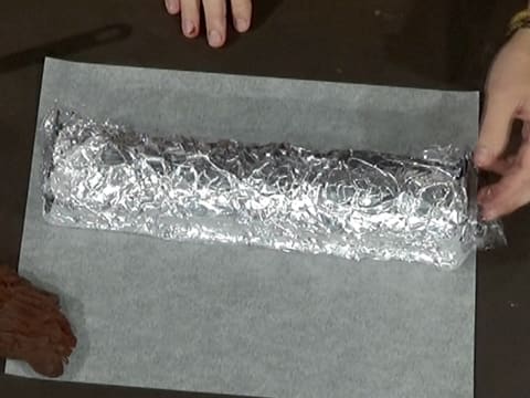 Vue de dessus du moule à bûche qui est recouvert d'aluminium et de la feuille de papier film