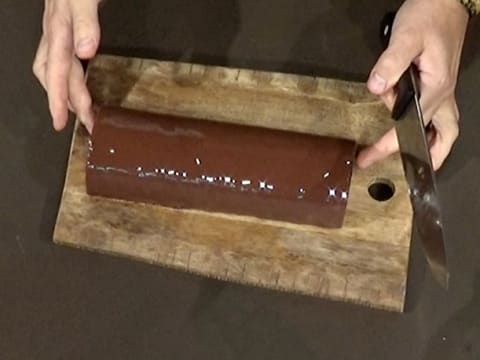 La bûche est déposée sur le plat de service