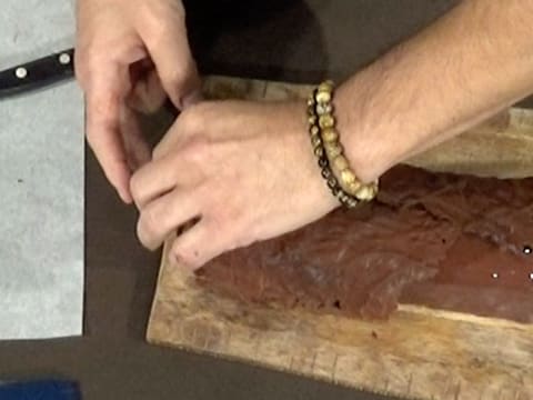 La spirale en chocolat noir est placée à l'extrémité de la bûche