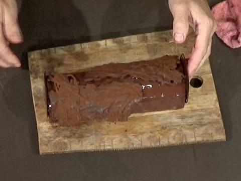 La bûche est décorée de deux spirales en chocolat placées à ses deux extrémités