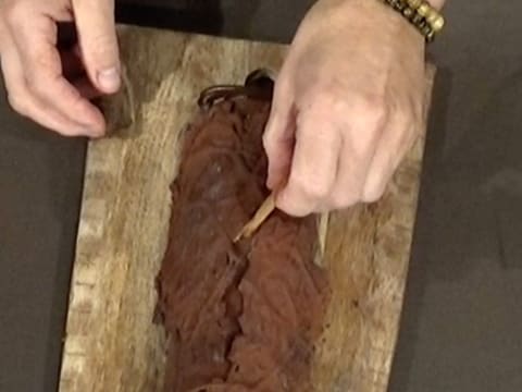 Une chips de poire est piquée à la surface de la bûche