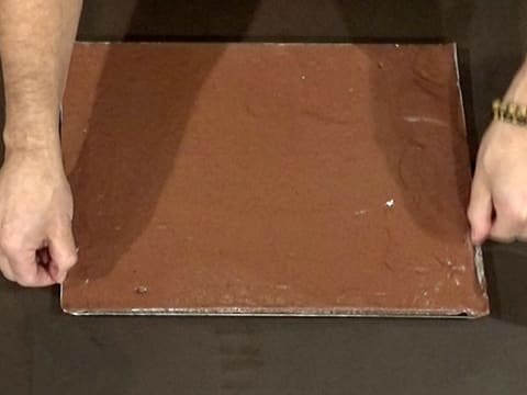 Les pouces sont passés sur tout le pourtour de la plaque pour que la pâte à biscuit chocolat ait une finition nette et propre
