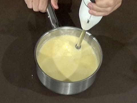 Le crémeux poire obtenu est mixé à l'aide d'un mixeur plongeant, dans la casserole qui est placée sur le plan de travail