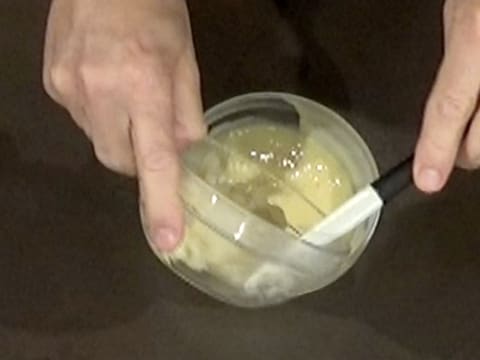 Les cubes de poires pochées sont versés dans le bol contenant le crémeux poire