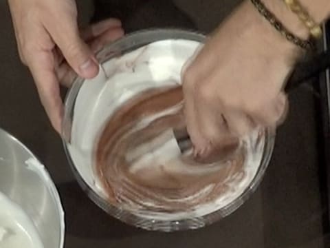 Incorporation de la crème fouettée dans la préparation chocolatée avec la spatule maryse