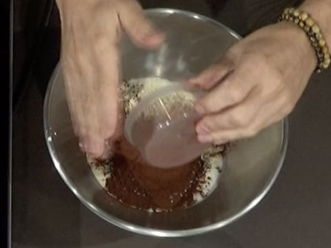 Ajout du cacao en poudre dans le cul de poule contenant la crème liquide et le lait en poudre