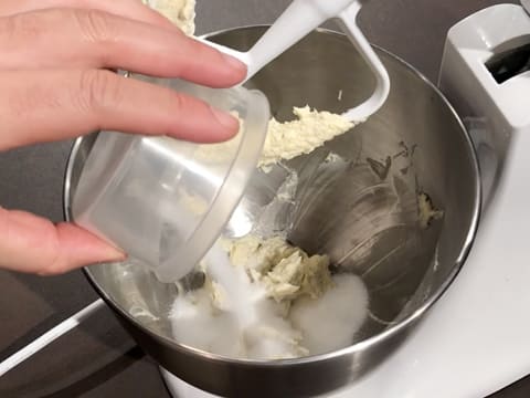 Ajout du sel fin sur le beurre crémé et le sucre en poudre, dans la cuve du batteur