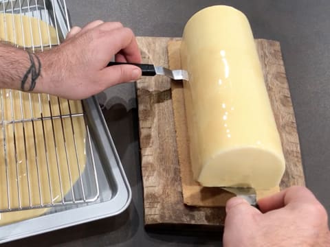 La bûche glacée est déposée sur la semelle en sablé breton qui est placé sur le plat de service