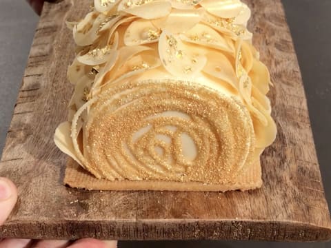 Obtention de la bûche de Noël pamplemousse et mousse Champagne entièrement décorée