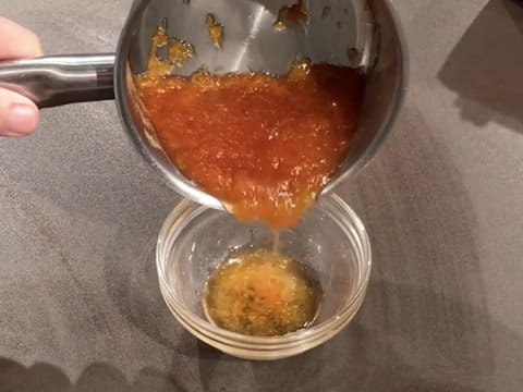 La préparation à base de segments de pamplemousse et de jus de citron est versée dans un bol