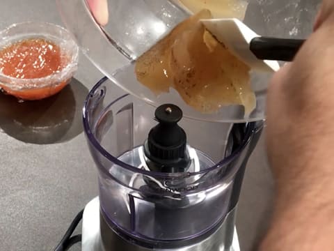 La gelée de pamplemousse est versée dans la cuve du mixeur