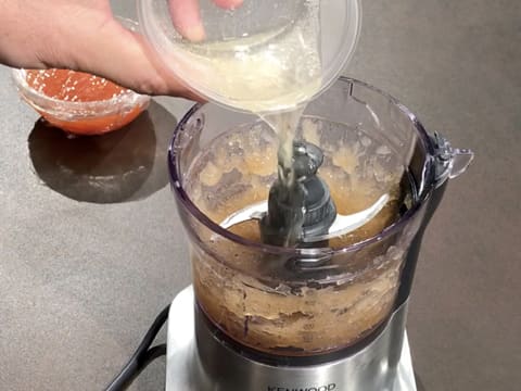 La masse de gélatine hydratée et fondue, est versée sur la gelée de pamplemousse mixée, dans la cuve du mixeur