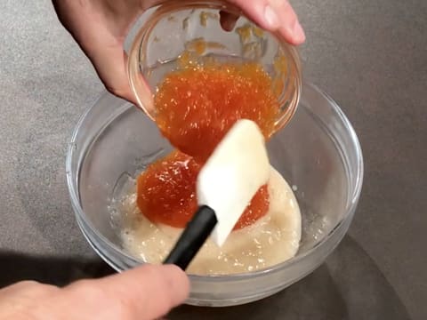 La préparation à base de segments de pamplemousse et de jus de citron est versée sur la gelée de pamplemousse mixée