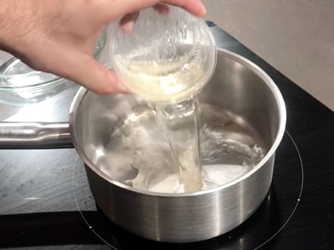 Le Champagne est versé dans une casserole