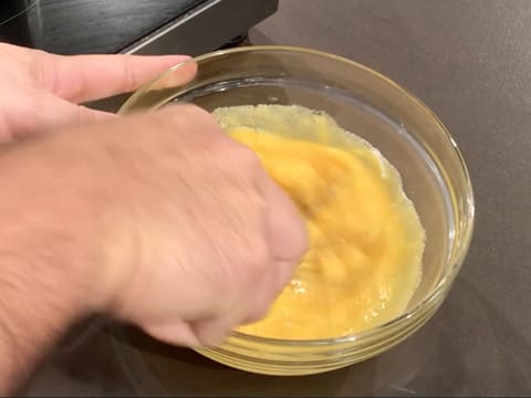 Les jaunes d'oeufs et le sucre en poudre sont blanchis à l'aide d'un fouet