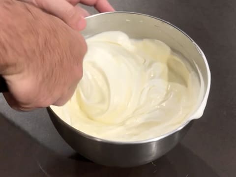 La crème fouettée et la préparation au Champagne sont mélangées avec la spatule maryse