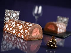 Bûche de Noël au chocolat et son insert framboise