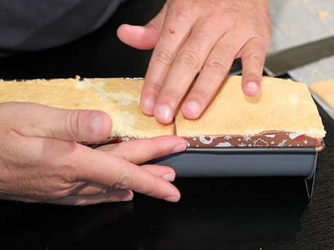 Bûche de Noël au chocolat et son insert framboise - 68