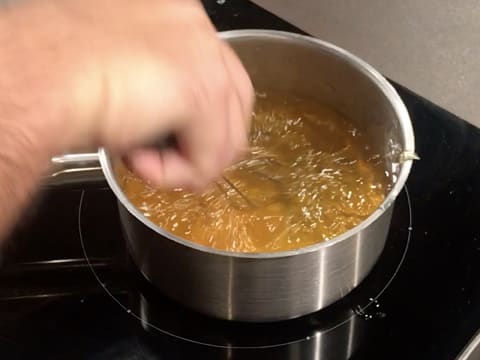 Le nappage blond et l'eau sont mélangés au fouet, et commencent à chauffer